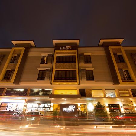 Infinity Suites Davao Stadt Exterior foto