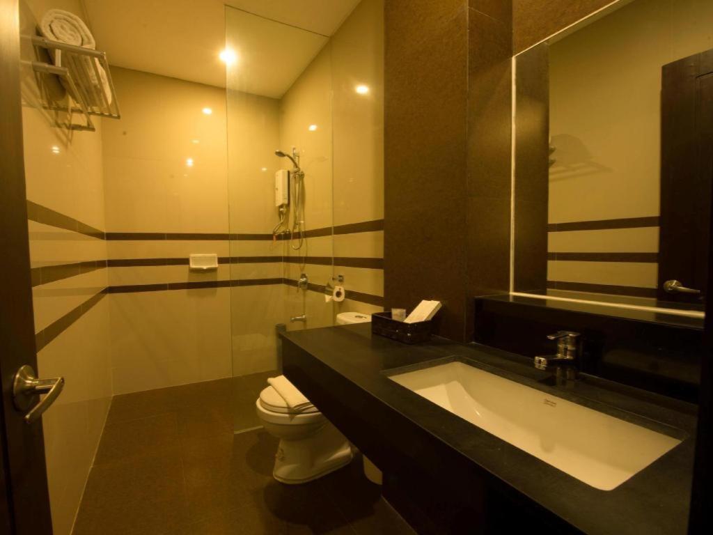Infinity Suites Davao Stadt Exterior foto