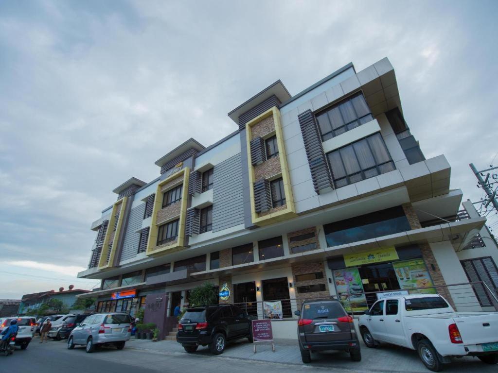 Infinity Suites Davao Stadt Exterior foto