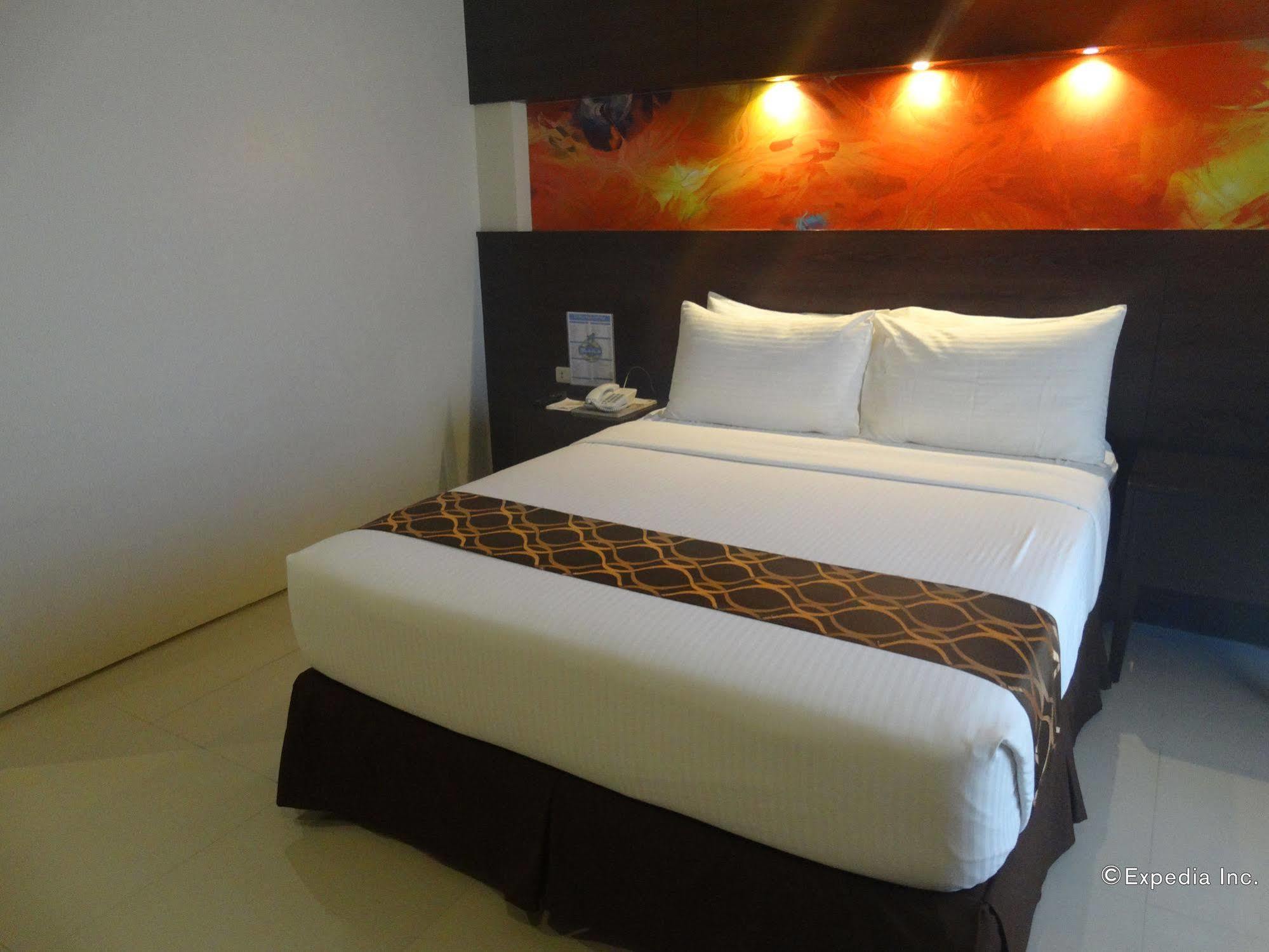 Infinity Suites Davao Stadt Exterior foto