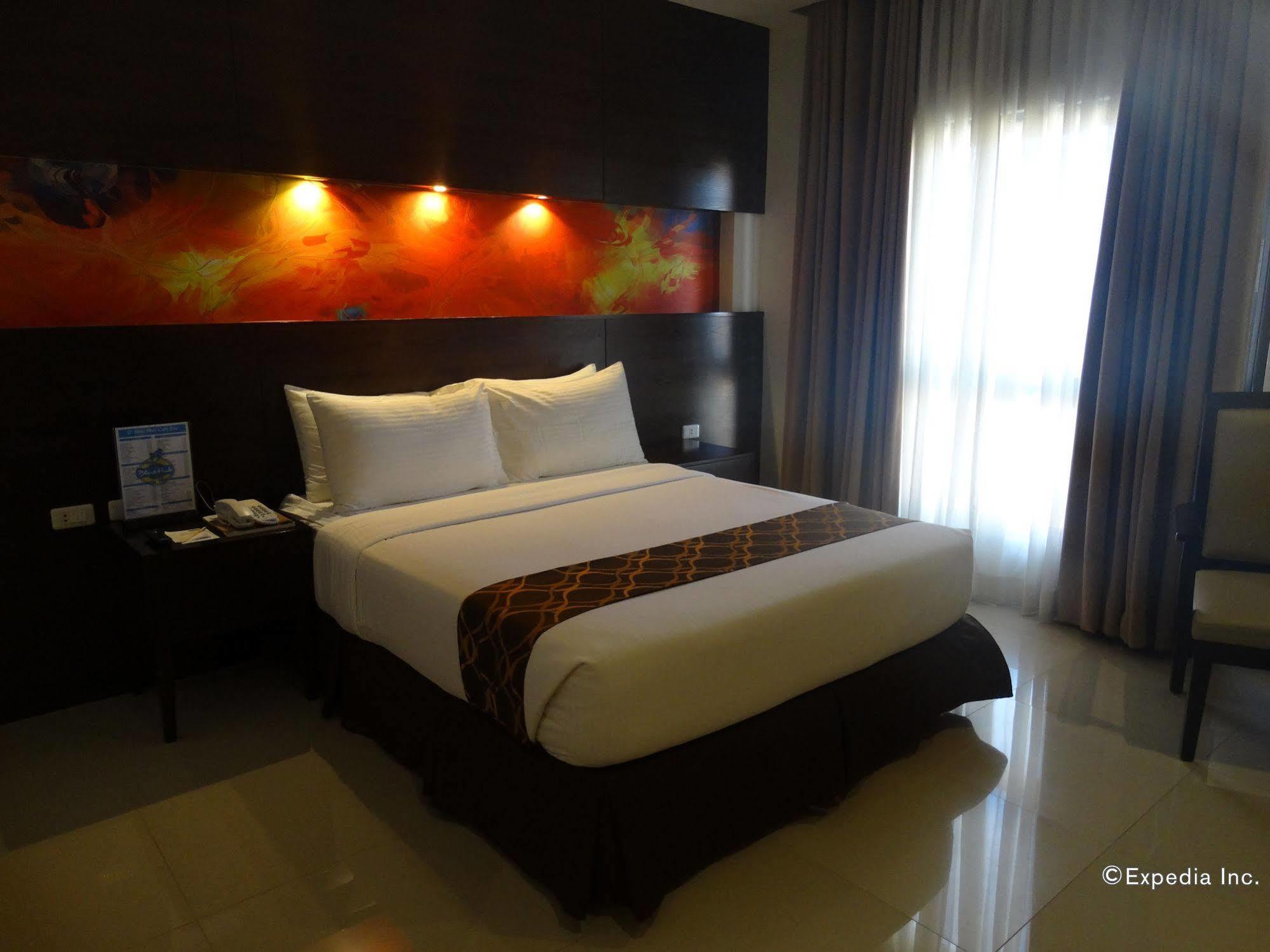 Infinity Suites Davao Stadt Exterior foto