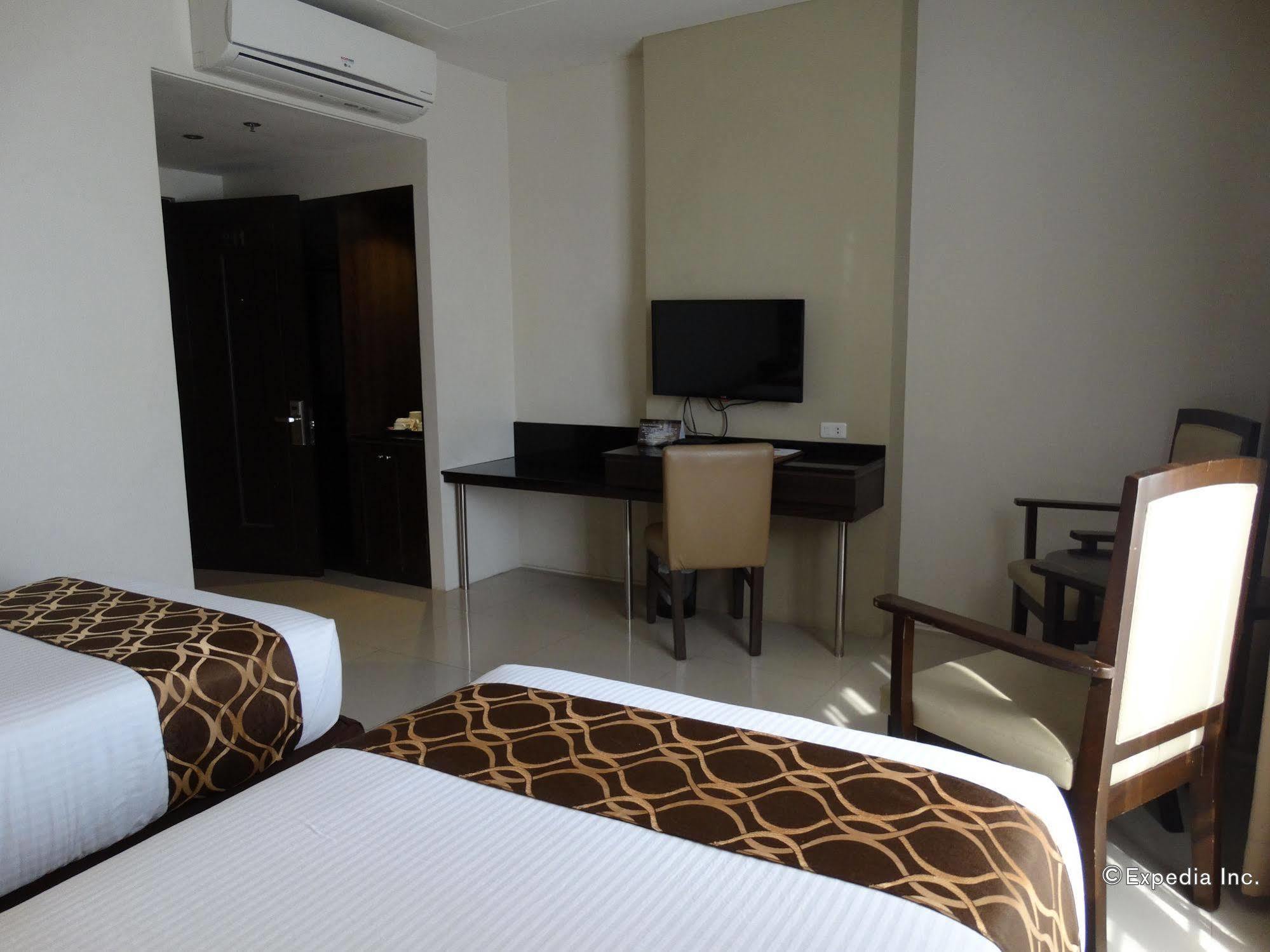Infinity Suites Davao Stadt Exterior foto