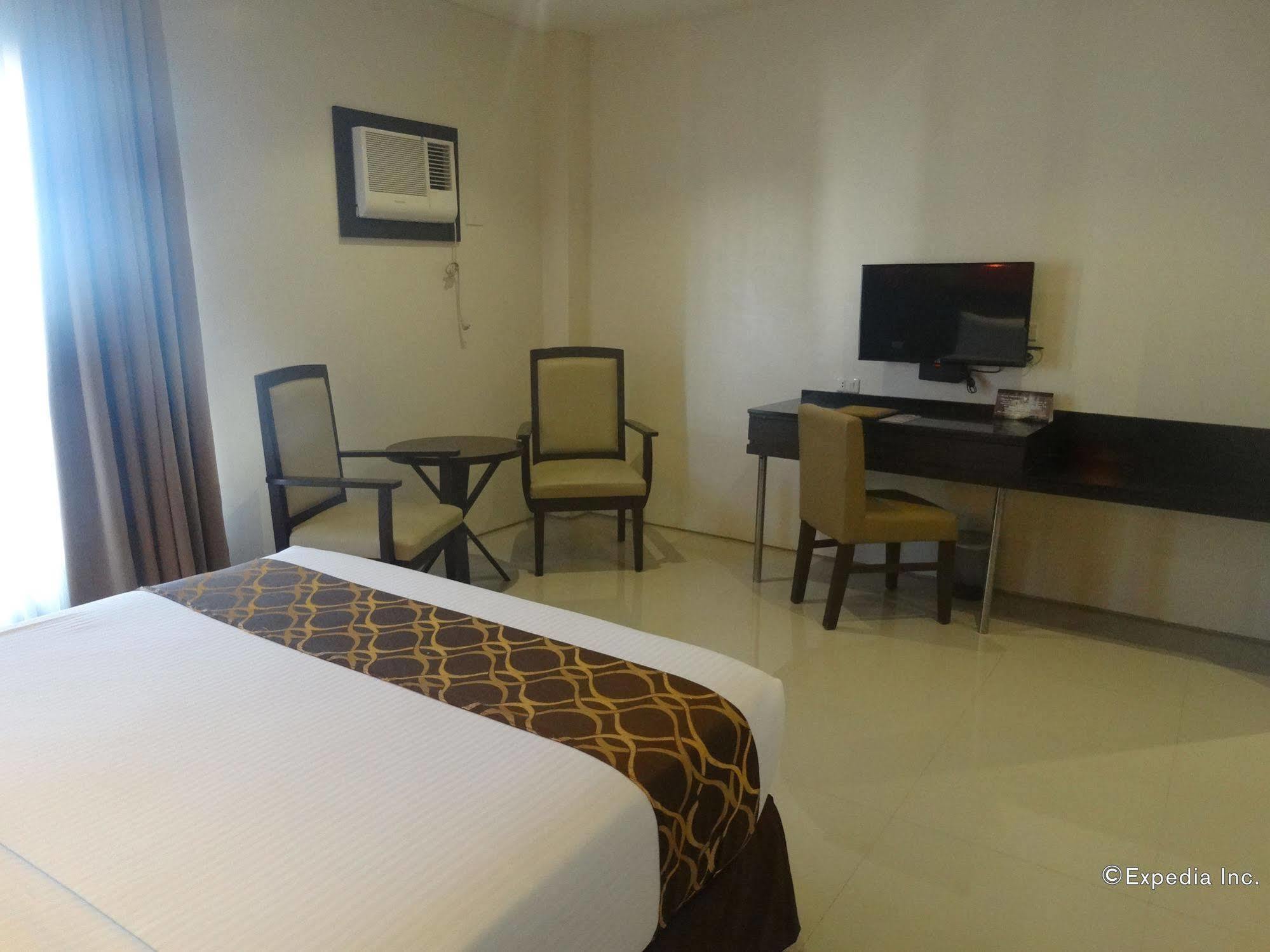 Infinity Suites Davao Stadt Exterior foto
