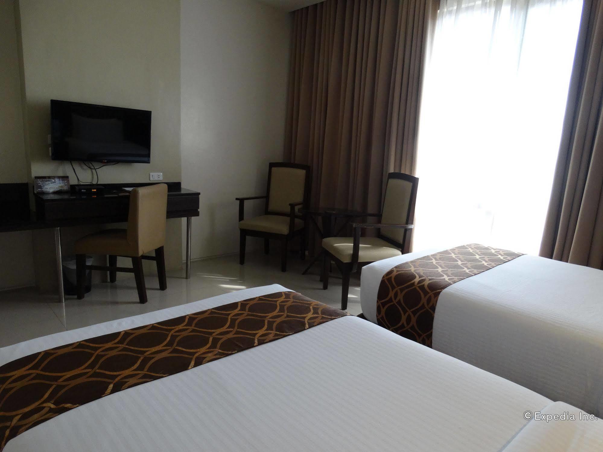 Infinity Suites Davao Stadt Exterior foto