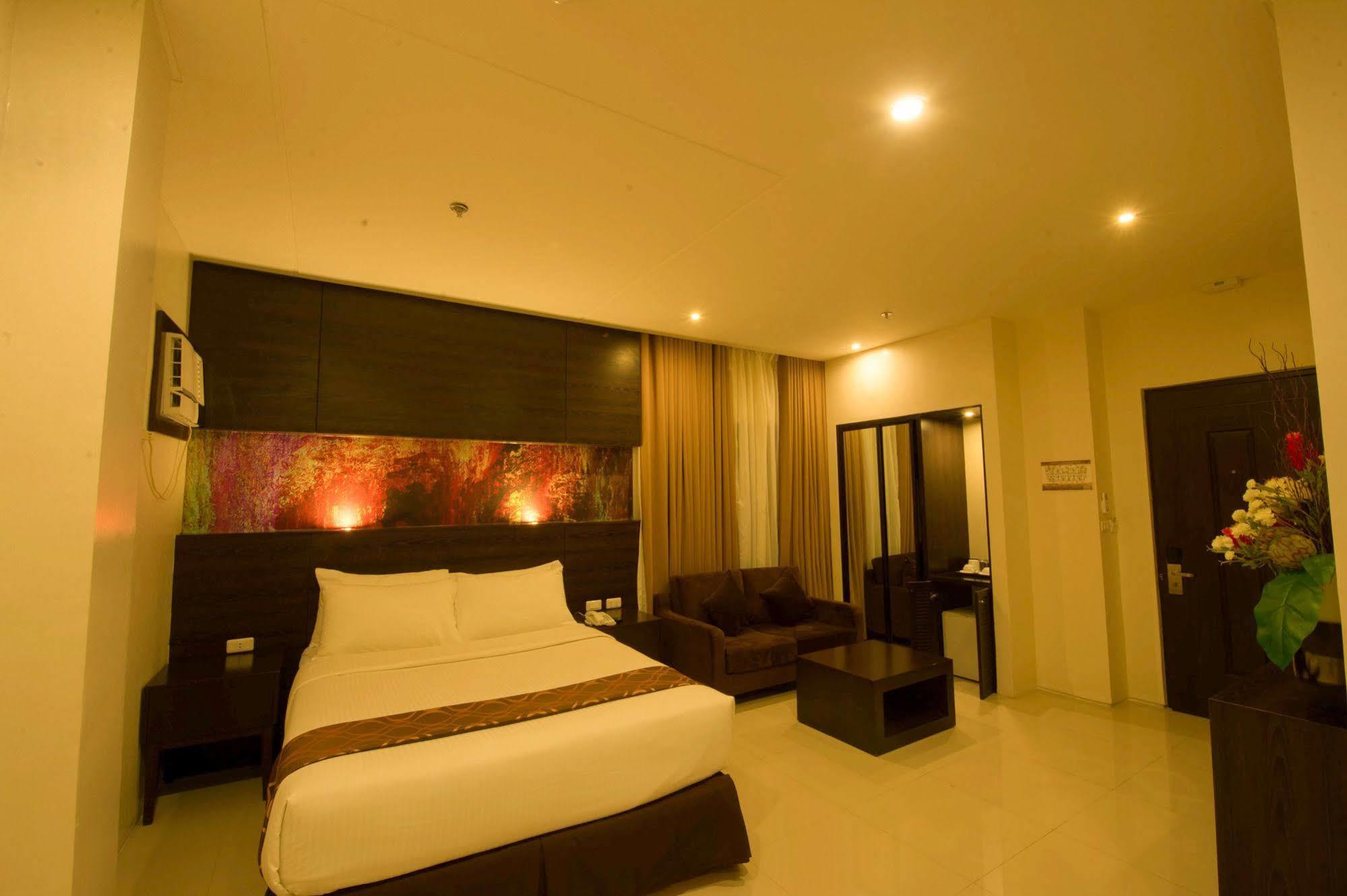 Infinity Suites Davao Stadt Exterior foto