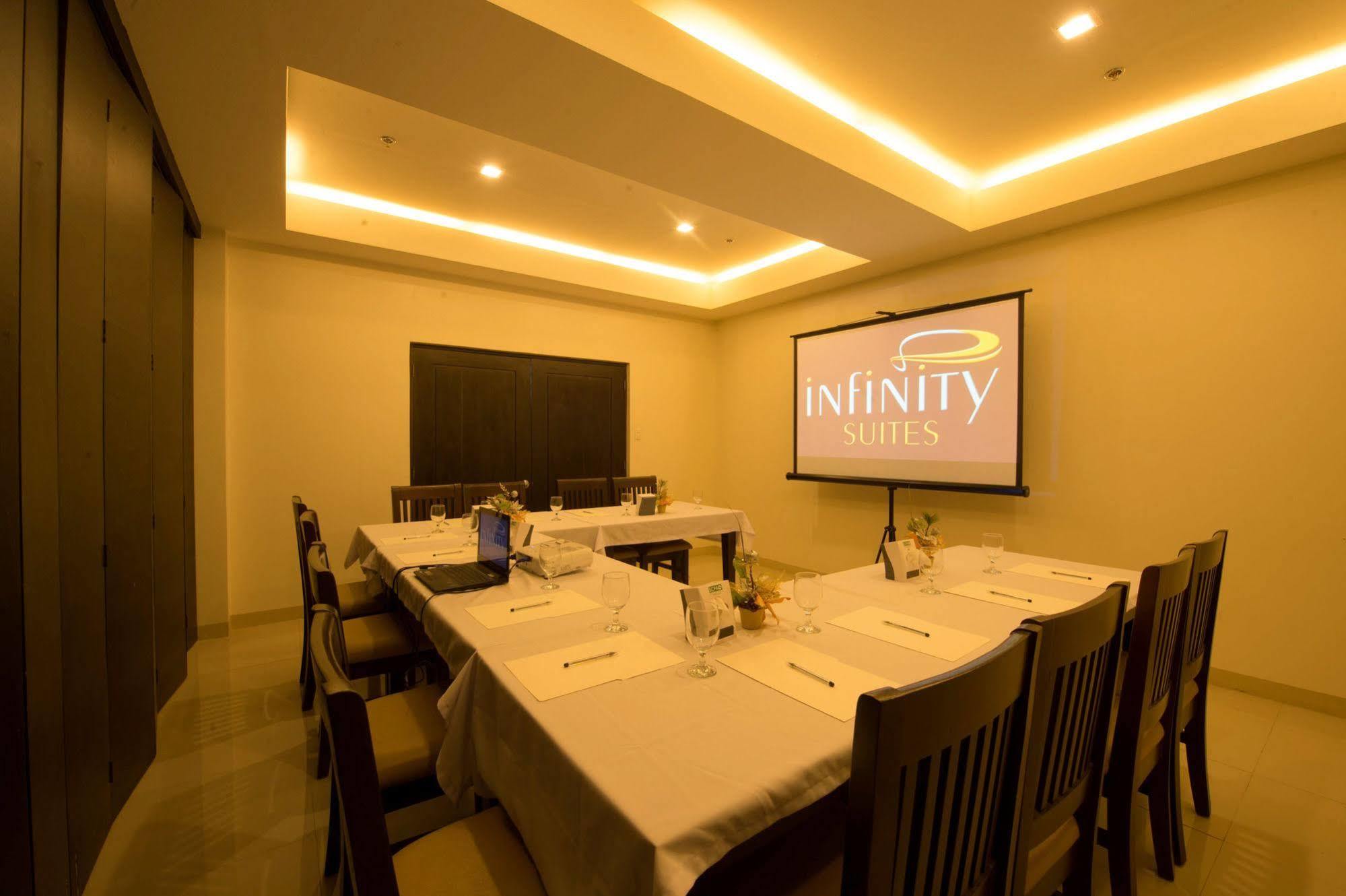 Infinity Suites Davao Stadt Exterior foto
