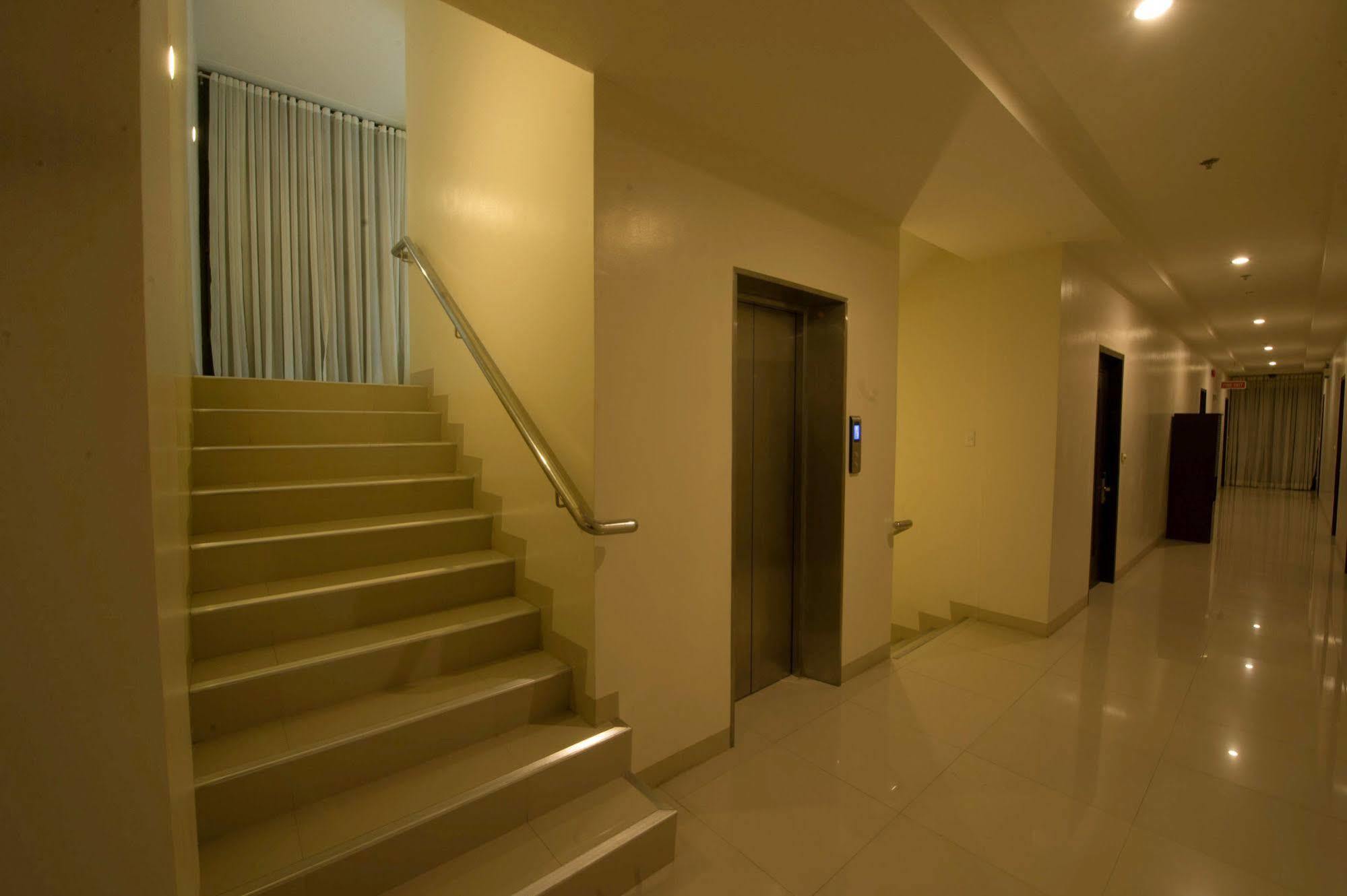 Infinity Suites Davao Stadt Exterior foto